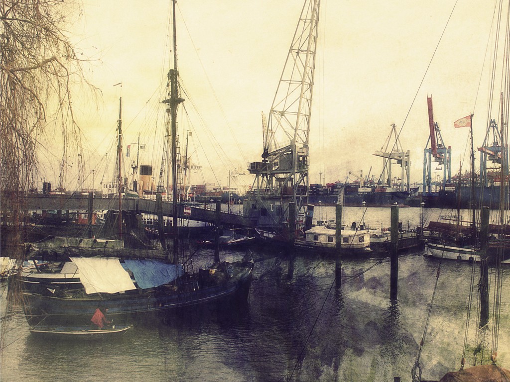 Christian Bienefeld, Hamburg Hafen (Hafen, Hafenstadt, Lastkräne, Boote, Nostalgie, Mysthisch, Nebel, Dunst, Wohnzimmer, Treppenhaus, Fotokunst, bunt)