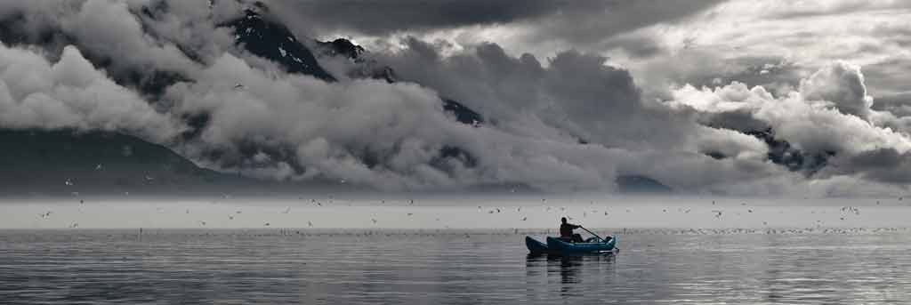 Eddi Böhnke, Prince William Sound (Natur, Landschaft, See, Dunst, Wolken, Möwen, Berge, Boot, Ruderboot, Fotokunst, Colorspot, Treppenhaus, Arztpraxis, Wohnzimmer, schwaz/weiß/blau)