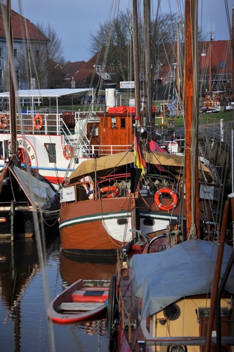 Hady Khandani, BOATS IN CAROLINENSIEL - GERMANY 2 (Meer, Nordsee, Kanal, Boote, Fischerboote,  Wunschgröße, Wohnzimmer, Treppenhaus, Fotografie, bunt)