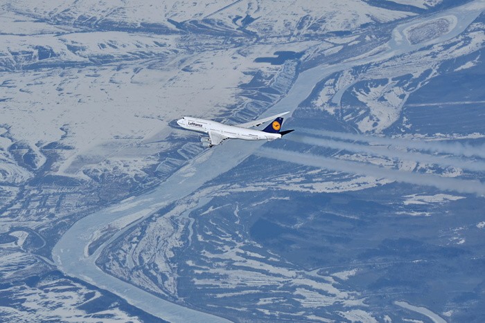 Hady Khandani, BOEING B747-8 - LUFTHANSA - OVER YENISEI RIVER - SIBERIA 3 (Flugzeug, Flieger, Luftbild, Fluglinie, Landschaft, Sibirien, Fotografie, Treppenhaus, Wunschgröße, bunt)