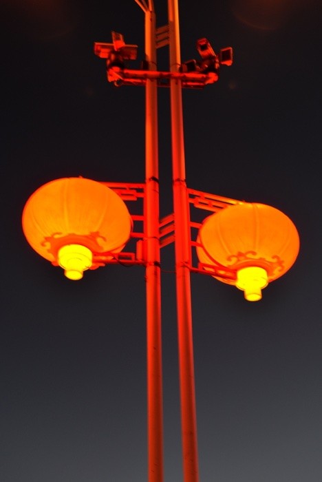 Hady Khandani, CHINESE STREET LANTERN (Straßenlaterne, Beleuchtung, Chinalampen, Nachtszene, Straßenbeleuchtung,  Fotografie, Wohnzimmer, Treppenhaus, Wunschgröße, bunt)