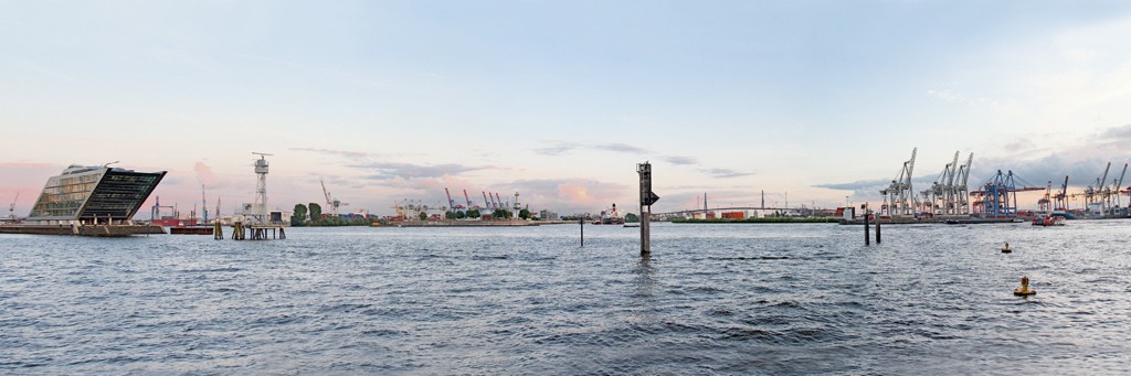 Daniel Dittus, Hafenpanorama (Städte, Metropole, Hamburg, Hafen, Panorama, Kräne, Fotokunst, Treppenhaus, Wohnzimmer, Büro, bunt)
