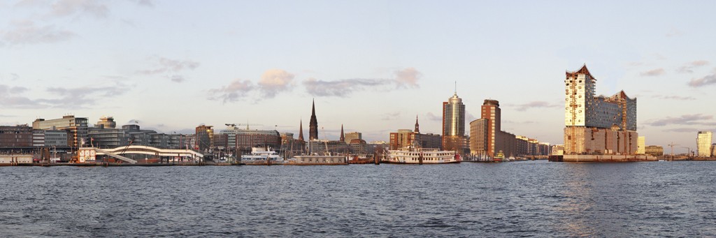 Daniel Dittus, Hamburg Works II (Städte, Metropole, Hamburg, Hafen, Panorama, Kulisse, Elbphilharmonie, Gebäude, Fotokunst, Treppenhaus, Wohnzimmer, Büro, bunt)