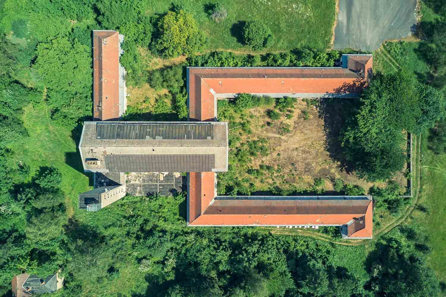 Konfiguration benutzen (Architektur, Gebäude, Stallungen, Luftbild, Vogelperspektive, geometrisches Muster, Wohnzimmer, Treppenhaus, Fotokunst, Wunschgröße, bunt)