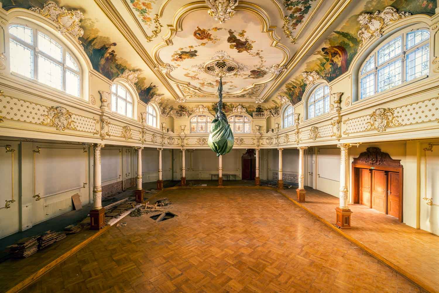 Konfiguration benutzen (Saal, Ballsaal, mondän, Prunk, Architektur, Stuck, Fresken, Verfall, Zerstörung, Vergänglichkeit, Melancholie, Wohnzimmer, Fotokunst, Wunschgröße, bunt)