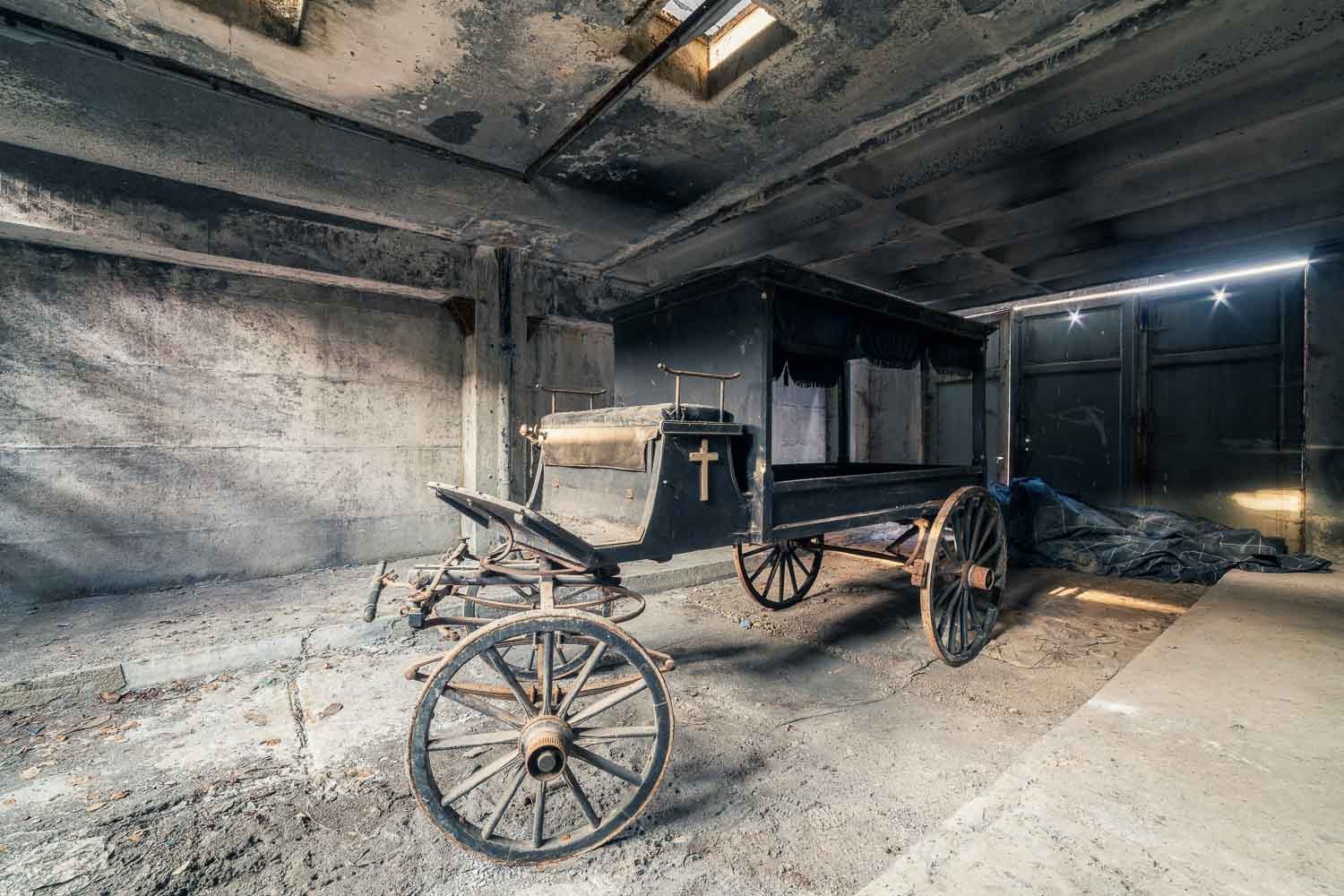 Konfiguration benutzen (Leichenwagen, Kutsche, Remise, Tod, Sterblichkeit, Verfall, Zerstörung, Vergänglichkeit, Melancholie, morbid, Wohnzimmer, Fotokunst, Wunschgröße, bunt)