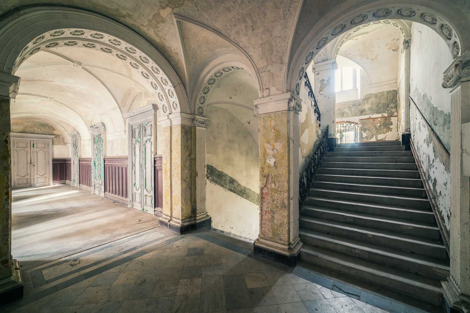 Konfiguration benutzen (Schloss, Schloostreppen, monän, Prunk, Pracht, Architektur, Stuck, Verfall, Zerstörung, Vergänglichkeit, Melancholie, morbid, Wohnzimmer, Fotokunst, Wunschgröße, bunt)