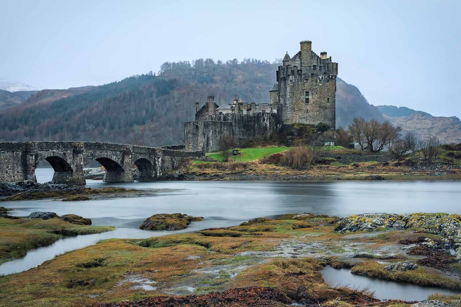 Konfiguration benutzen (Schloss, Burg, Ruine, steinerne Brücke, Schottland, Landschaft, Wohnzimmer, Treppenhaus, Fotokunst, Wunschgröße, bunt)