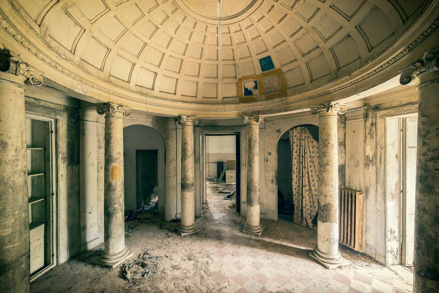 Konfiguration benutzen (Saal, Rundsaal, Kuppel, Kassettendecke, Säulen, mondän, Prunk, Architektur, Stuck, Verfall, Zerstörung, Vergänglichkeit, Melancholie, morbid, Wohnzimmer, Fotokunst, Wunschgröße, bunt)