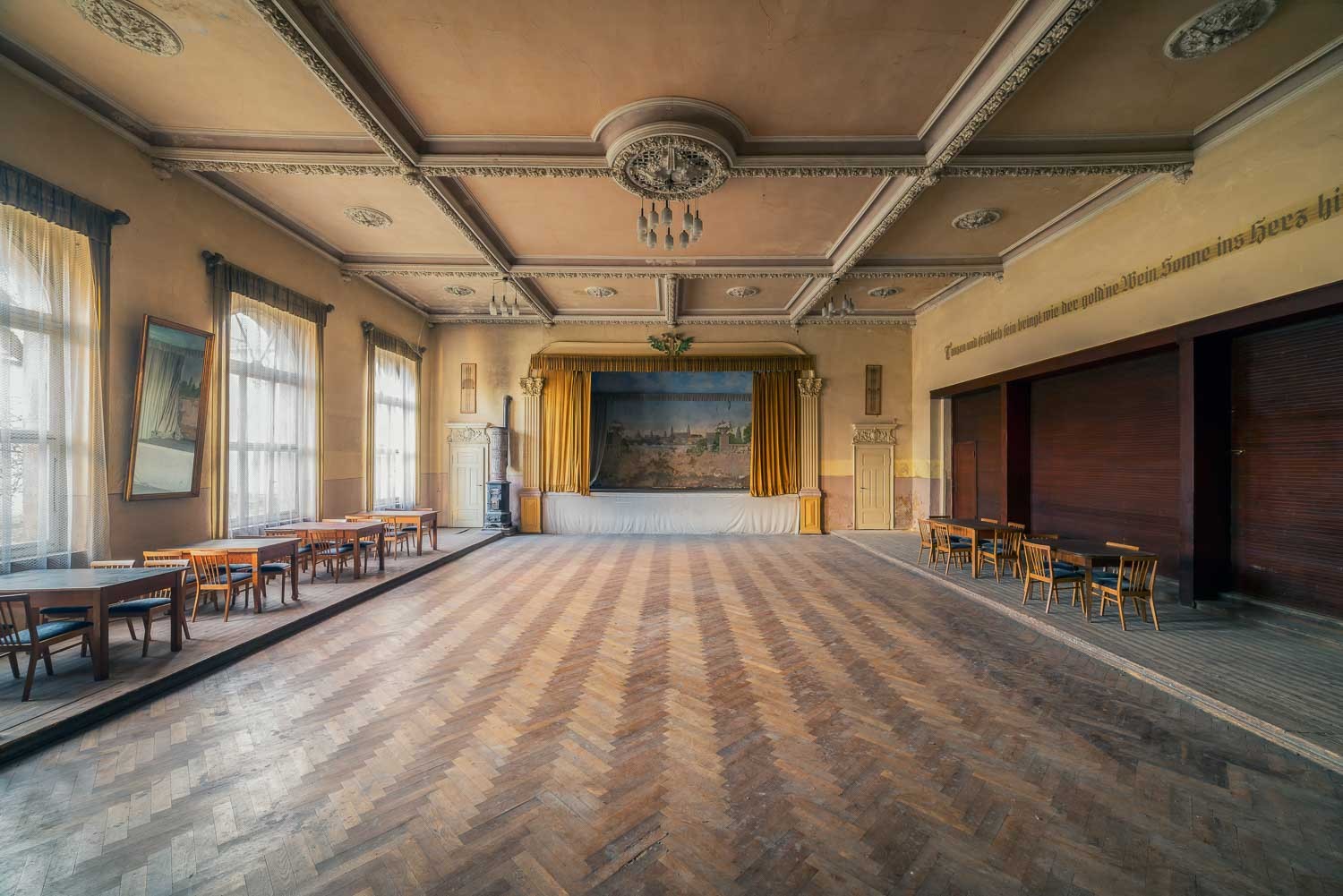 Konfiguration benutzen (Saal, Ballsaal, Bühne, mondän, Prunk, Architektur, Stuck, Nostalgie, Wohnzimmer, Fotokunst, Wunschgröße, bunt)