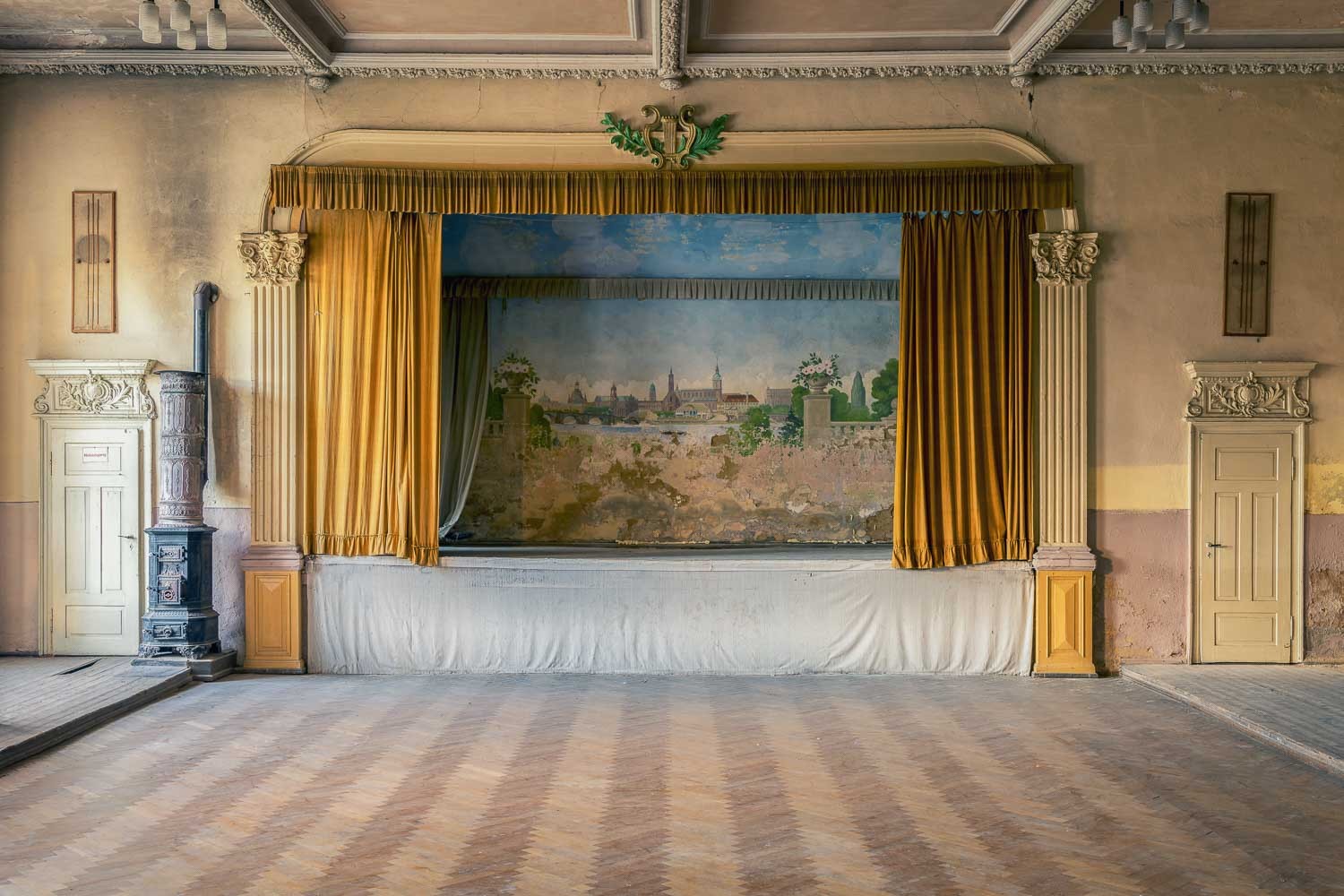 Konfiguration benutzen (Saal, Ballsaal, Bühne, mondän, Prunk, Architektur, Stuck, Nostalgie, Wohnzimmer, Fotokunst, Wunschgröße, bunt)