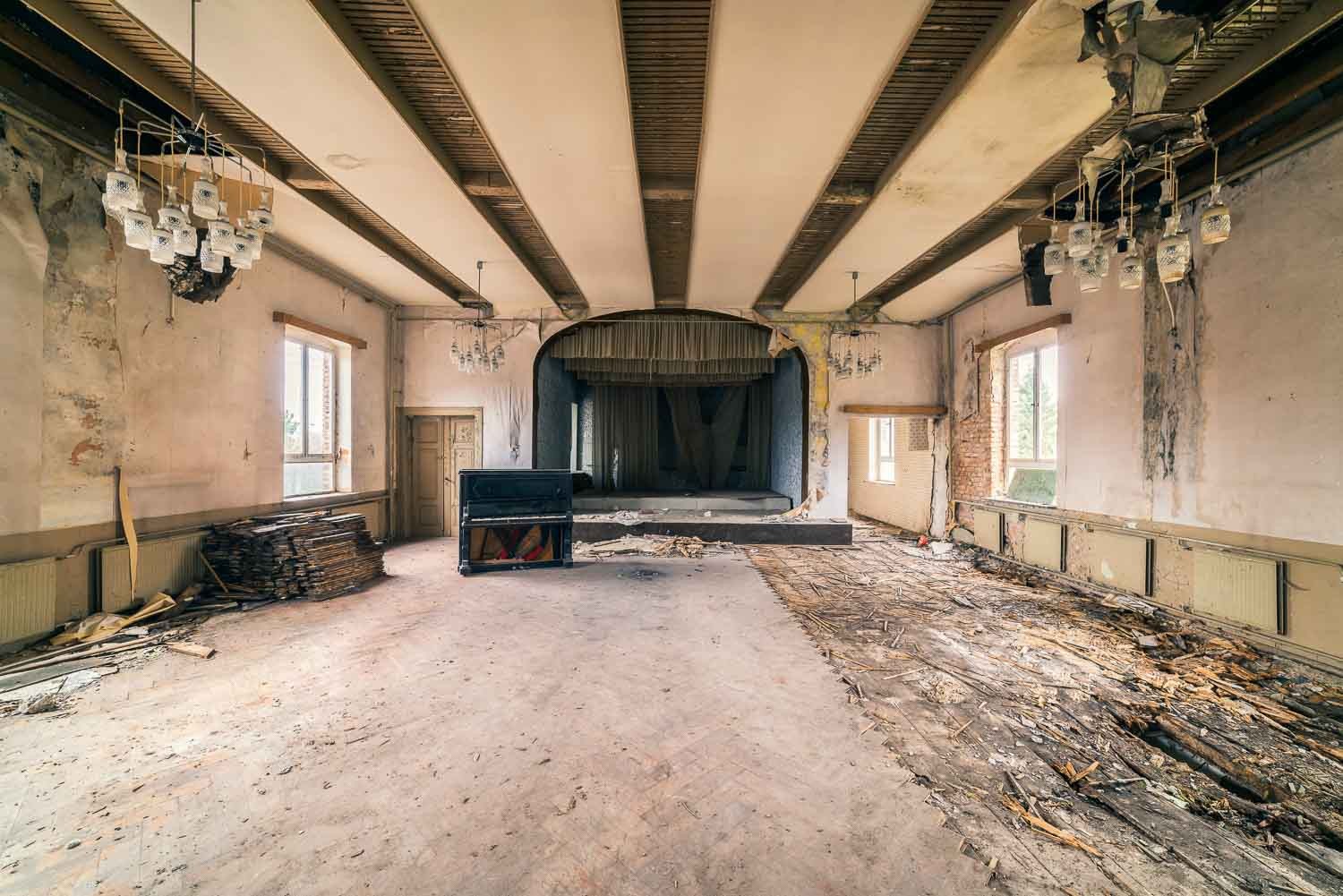 Konfiguration benutzen (Saal, Ballsaal, Klavier, mondän, Prunk, Architektur, Verfall, Zerstörung, Vergänglichkeit, Melancholie, morbid, Wohnzimmer, Fotokunst, Wunschgröße, bunt)