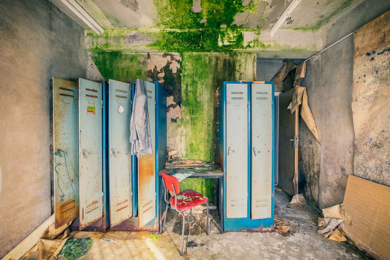 Konfiguration benutzen (kabine, Umkleide, Spinde, Schränke, Moos, Schimmel, Grünspan, Architektur, Verfall, Zerstörung, Vergänglichkeit, Melancholie, morbid, Wohnzimmer, Fotokunst, Wunschgröße, bunt)