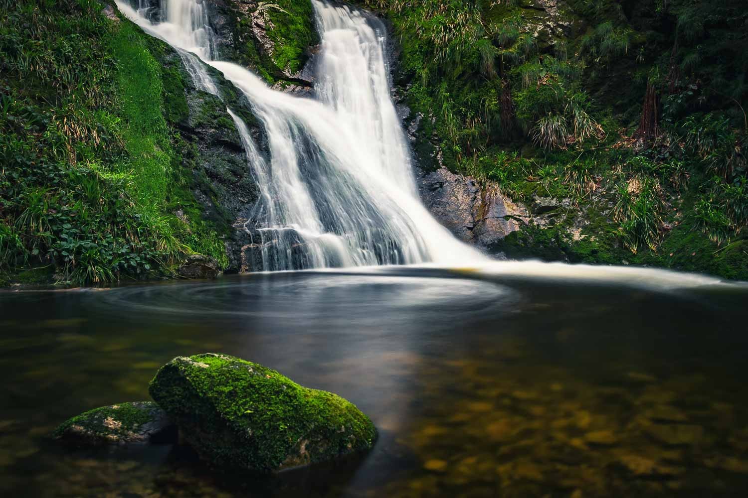 Konfiguration benutzen (Wasserfall, See, Natur, Schwarzwald, Landschaft, Wohnzimmer, Treppenhaus, Fotokunst, Wunschgröße, bunt)