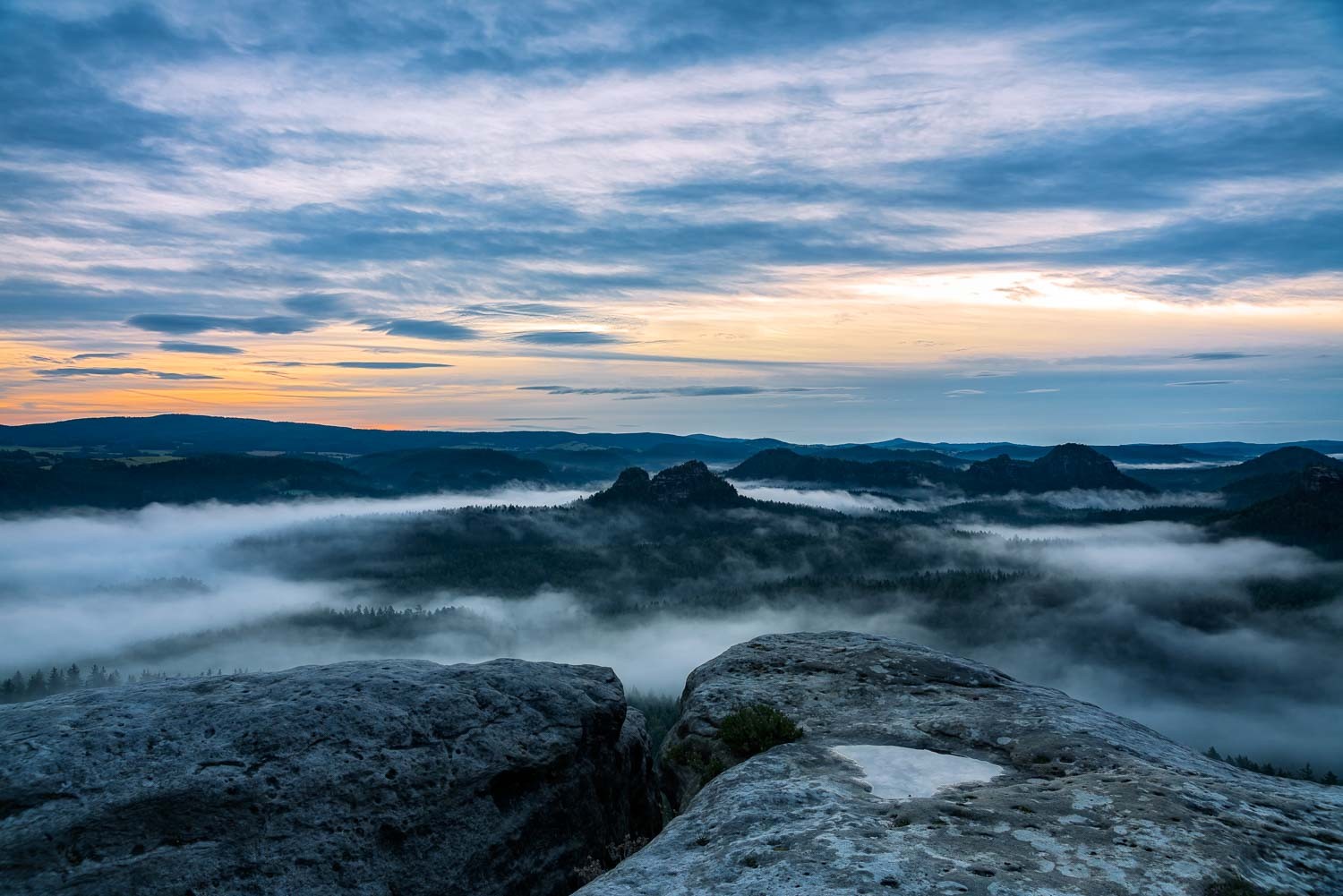 Konfiguration benutzen (Sächsische Schweiz, Berge, Hügel, Deutschland, Nebel, Dunst, Sonnenaufgang, Landschaft, Wohnzimmer, Treppenhaus, Fotokunst, Wunschgröße, bunt)