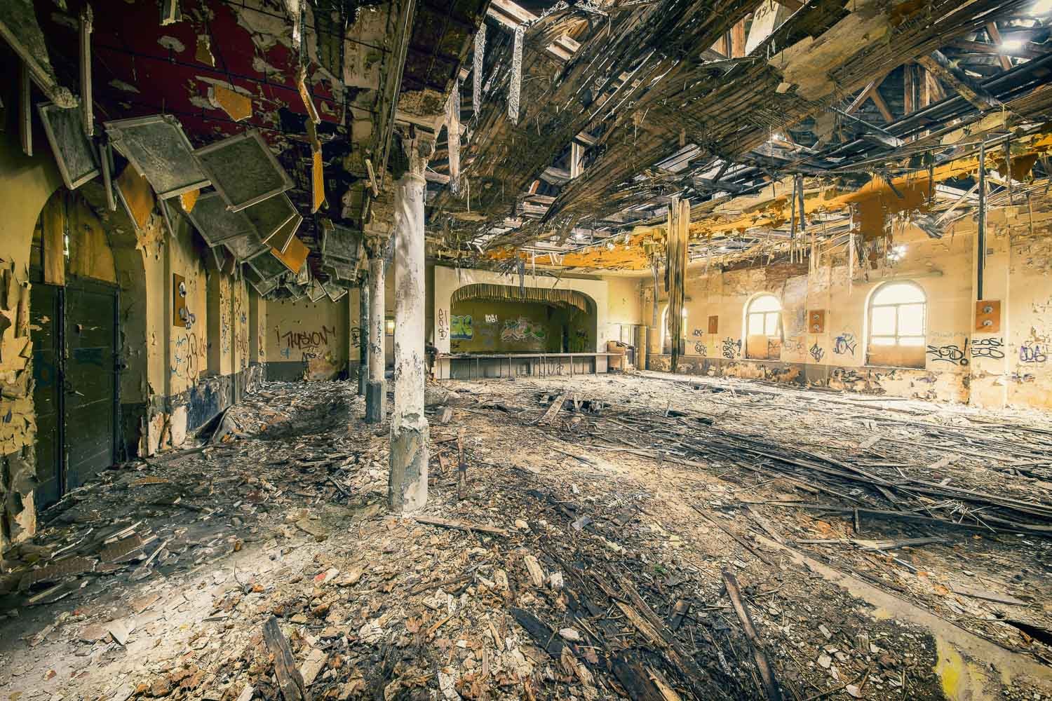 Konfiguration benutzen (Saal, Ballsaal, Bühne, mondän, Prunk, Architektur, Verfall, Zerstörung, Trümmer, Vergänglichkeit, Melancholie, morbid, Wohnzimmer, Fotokunst, Wunschgröße, bunt)