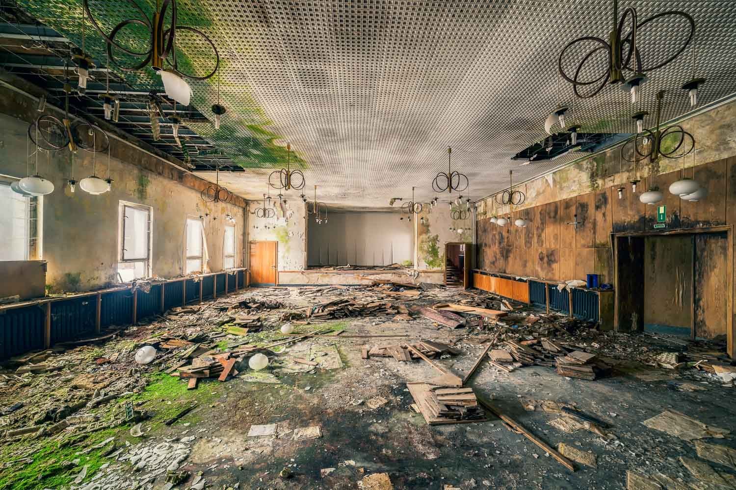 Konfiguration benutzen (Saal, Ballsaal, Bühne, mondän, Prunk, Architektur, Trümmer, Müll, Verfall, Zerstörung, Vergänglichkeit, Melancholie, morbid, Wohnzimmer, Fotokunst, Wunschgröße, bunt)