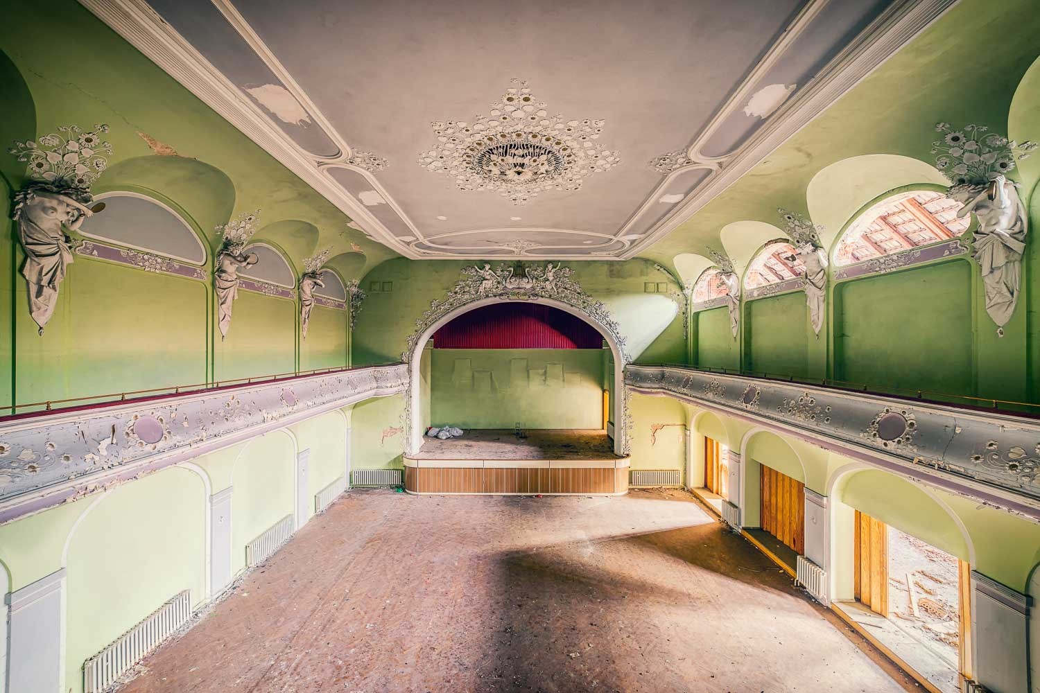 Konfiguration benutzen (Saal, Theatersaal, Bühne, mondän, Prunk, Architektur, Stuck, Verfall, Zerstörung, Vergänglichkeit, Melancholie, morbid,  Wohnzimmer, Fotokunst, Wunschgröße, bunt)