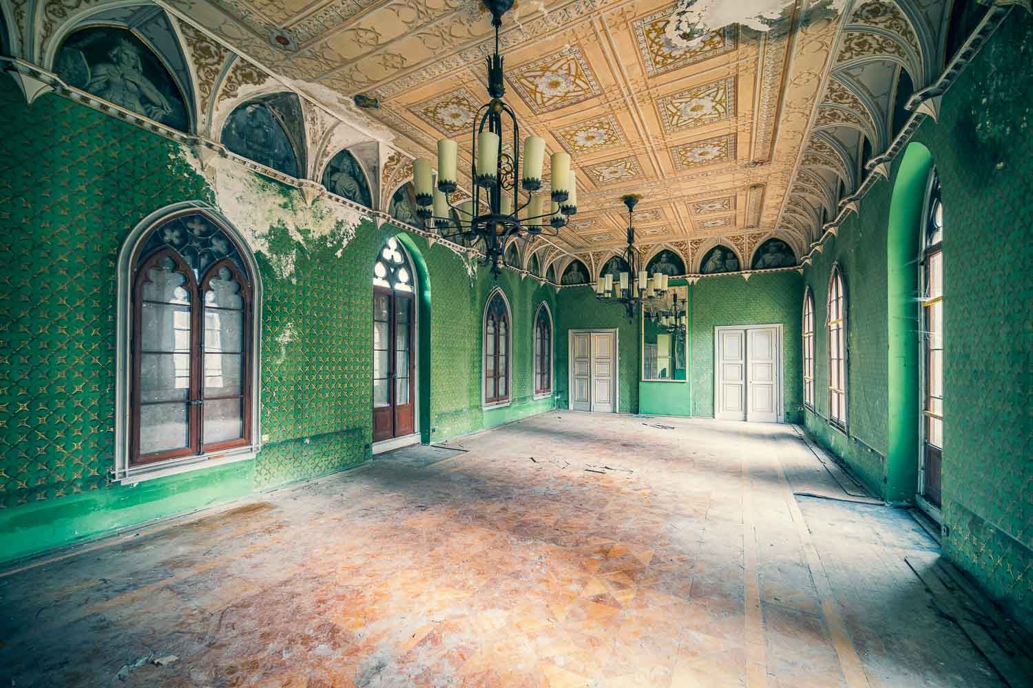 Konfiguration benutzen (Schloss, Saal, festlich, prächtig, Prunk, Kronleuchter, Architektur, Stuck, Verfall, Zerstörung, Vergänglichkeit, Melancholie, morbid, Wohnzimmer, Fotokunst, Wunschgröße, bunt)