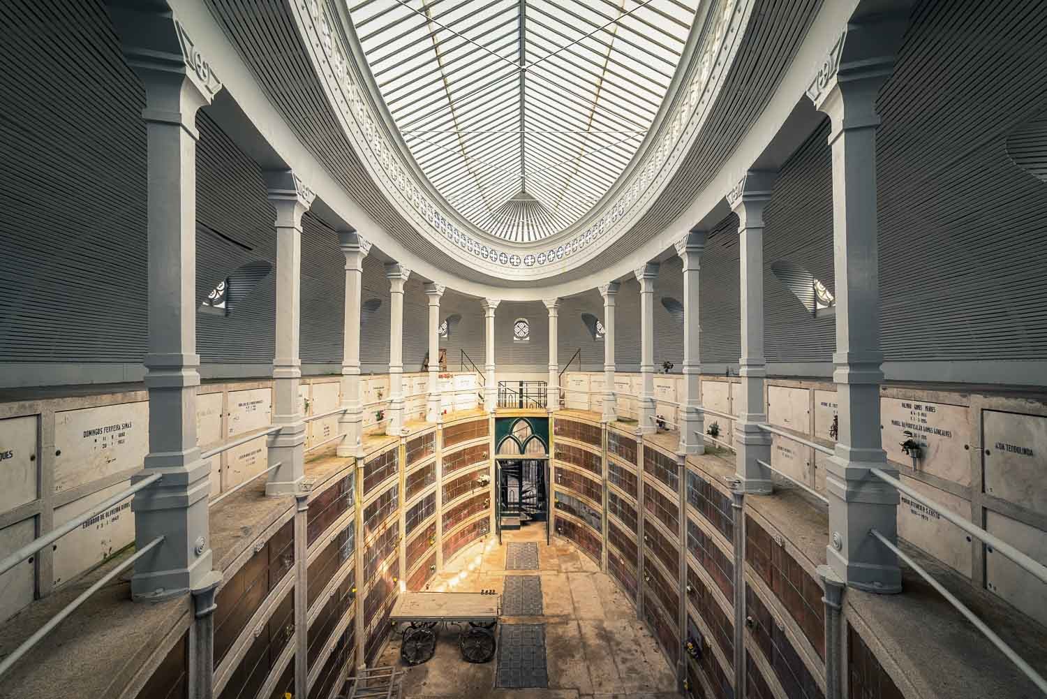 Konfiguration benutzen (Tod, Sterblichkeit, Mausoleum, Begräbnisstätte,Leichenwagen, Karre, Architektur, Verfall, morbid, Vergänglichkeit, Melancholie, morbid, Wohnzimmer, Fotokunst, Wunschgröße, bunt)