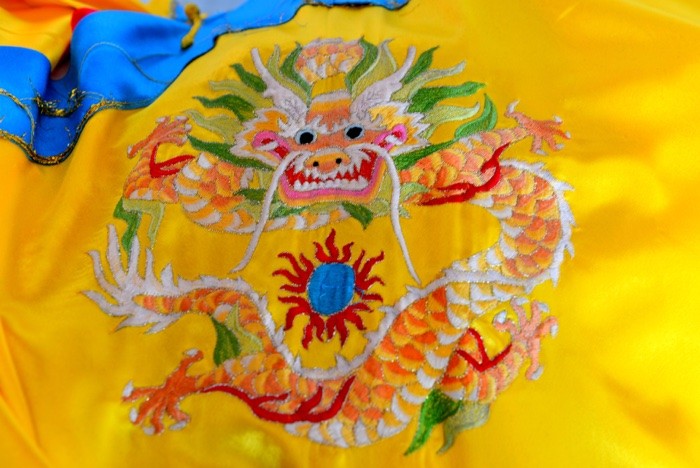 Hady Khandani, EAST CHINESE DRAGON ON CLOTH (Chinesischer Drache, Stickerei, Kleidung, Fotografie, Wohnzimmer, Treppenhaus, Wunschgröße, bunt)