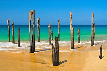 Florian Dürmer, Der Alte Steg von Vila do Maio I (Strand, Meer, Wasser, Holzpflöcke, Steg, marode, Horizont, Sonnenlicht, Urlaub, Meeresbriese, Badezimmer, Wohnzimmer, Arztpraxis, Fotografie, bunt)