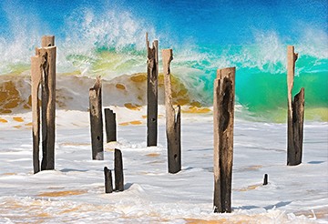 Florian Dürmer, Der Alte Steg von Vila do Maio II (Strand, Meer, Wasser, Holzpflöcke, Steg, marode, Horizont, Wellen, Meeresbriese, Badezimmer, Wohnzimmer, Arztpraxis, Fotografie, bunt)