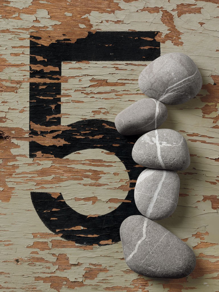 Jochen Frank, Fiveline 1 (Holz, Treibholz, shabby, Kiesel, Steine, Zahl, fünf, Fotografie, Stillleben, Badezimmer, Wohnzimmer, bunt)