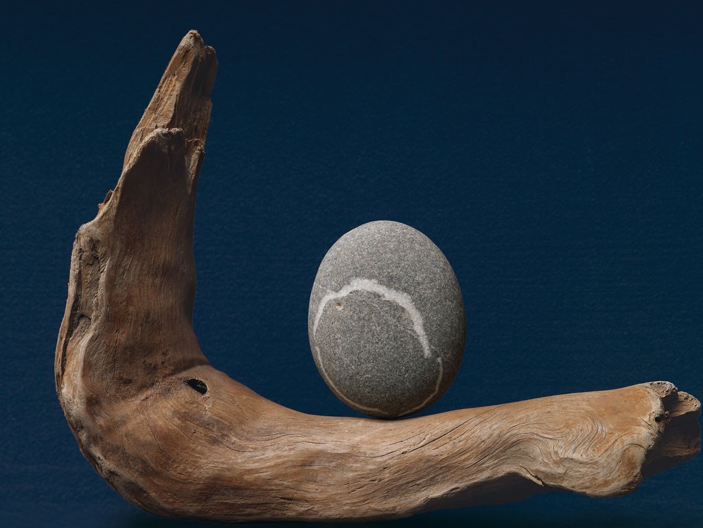 Jochen Frank, Heartline 1 (Holz, Treibholz, Skulptur, Kiesel, Stein, Fotografie, Stillleben, Badezimmer, Wohnzimmer, bunt)