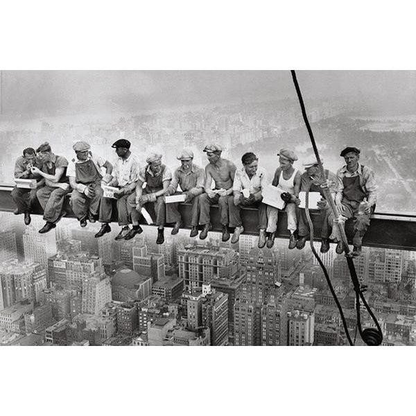 Charles Ebbets, Eating Above Manhattan (Fotografie, Amerika, New York, Rockefeller Center, Mittagspause, Wolkenkratzer, Hochhaus, Arbeiter, Stahlträger, Büro, Wohnzimmer, Arztpraxis, schwarz/weiß)