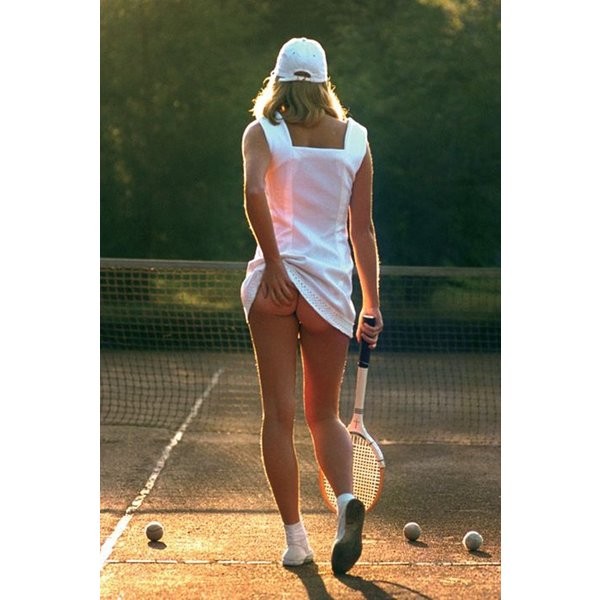 Martin Elliott, Tennis Girl  (Tennis, Tennisspielerin, Sommer, Rückenansicht, Tennisrock, Po, nackter Hintern, Erotik, Fotografie, bunt)