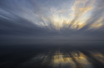 Gerhard Rossmeissl, Horizont und Licht I (Meer, Horizont, Wolken, Sonnenuntergang, Lichteffekte, Spiegelungen, Schlafzimmer, Wohnzimmer, Wunschgröße, Fotokunst, zeitgenössisch, bunt)