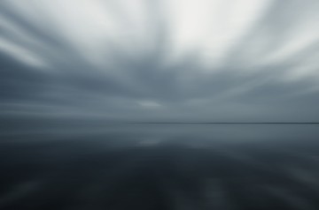 Gerhard Rossmeissl, Horizont und Licht II (Meer, Horizont, Wolken, Nebel, Dunst, diesig, Meeresbrise, Schlafzimmer, Wohnzimmer, Wunschgröße, Fotokunst, zeitgenössisch, grau)