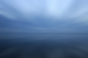 Gerhard Rossmeissl, blue sea I (Meer, Horizont, Wasserspiegel, Meeresbrise, Lichteffekte, Spiegelungen, Schlafzimmer, Wohnzimmer, Wunschgröße, Fotokunst, zeitgenössisch, bunt)