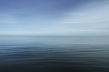 Gerhard Rossmeissl, blue sea II (Meer, Horizont, Wasserspiegel, Meeresbrise, Lichteffekte, Spiegelungen, Schlafzimmer, Wohnzimmer, Wunschgröße, Fotokunst, zeitgenössisch, bunt)