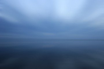Gerhard Rossmeissl, blue sea I (Meer, Horizont, Wasserspiegel, Meeresbrise, Lichteffekte, Spiegelungen, Schlafzimmer, Wohnzimmer, Wunschgröße, Fotokunst, zeitgenössisch, bunt)