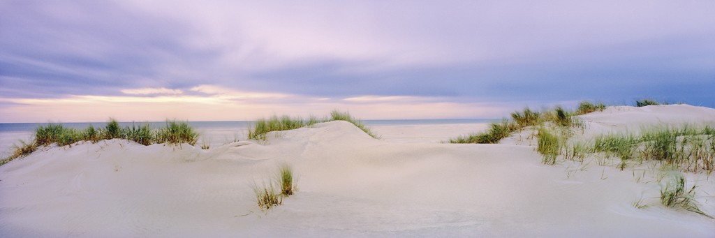 Ingo Gebhard, Ruhe vor dem Sturm (Strand, Sand, Düne, Dünengras, Meer, Sonnenuntergang, Horizont, Meeresbrise, Ruhe, Entspannung, Fotografie, Treppenhaus, Arztpraxis, Badezimmer, bunt)