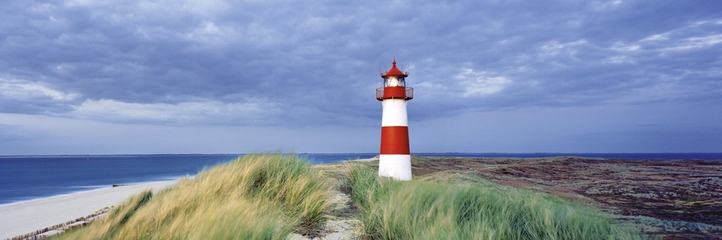 Ingo Gebhard, Leuchtfeuer List-Ost (Leuchtturm, Strand, Sand, Düne, Dünengras, Meer, Wolken, Horizont, Meeresbrise, Ruhe, Entspannung, Fotografie, Treppenhaus, Arztpraxis, Badezimmer, bunt)