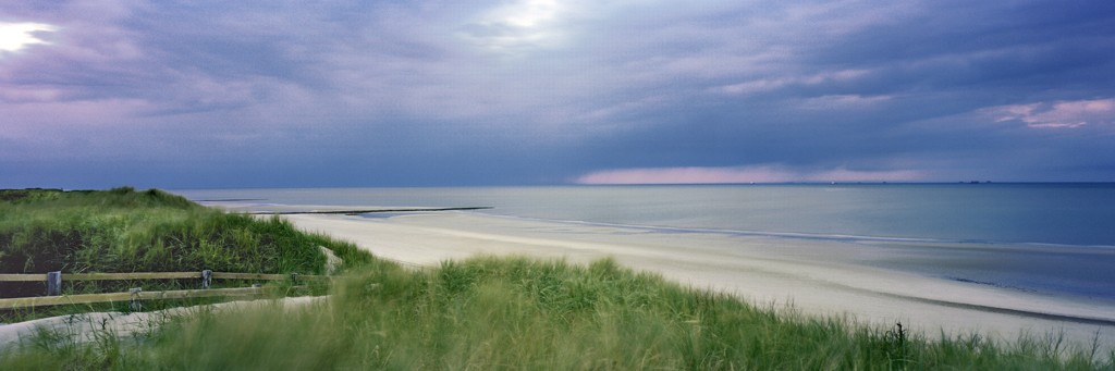 Ingo Gebhard, Dünenübergang (Strand, Sand, Düne, Dünengras, Meer, Wolken, Horizont, Meeresbrise, Ruhe, Entspannung, Fotografie, Treppenhaus, Arztpraxis, Badezimmer, bunt)