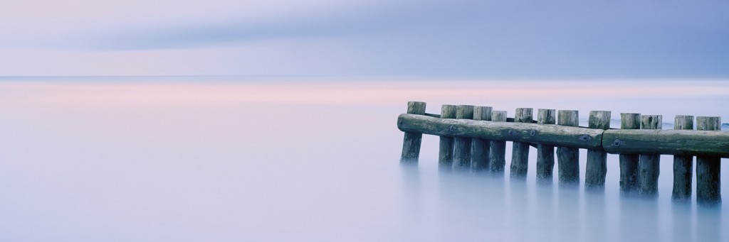 Ingo Gebhard, Holzbuhne (Meer, Poller, Horizont, Meeresbrise, Ruhe, Entspannung, Fotografie, Treppenhaus, Arztpraxis, Badezimmer, bunt)