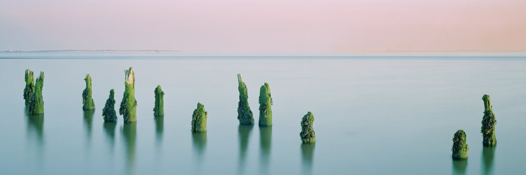 Ingo Gebhard, Alter Bootssteg (Meer, Bootssteg, Holzpfosten, Zahn der Zeit, Horizont, Meeresbrise, Ruhe, Entspannung, Fotografie, Treppenhaus, Arztpraxis, Badezimmer, bunt)