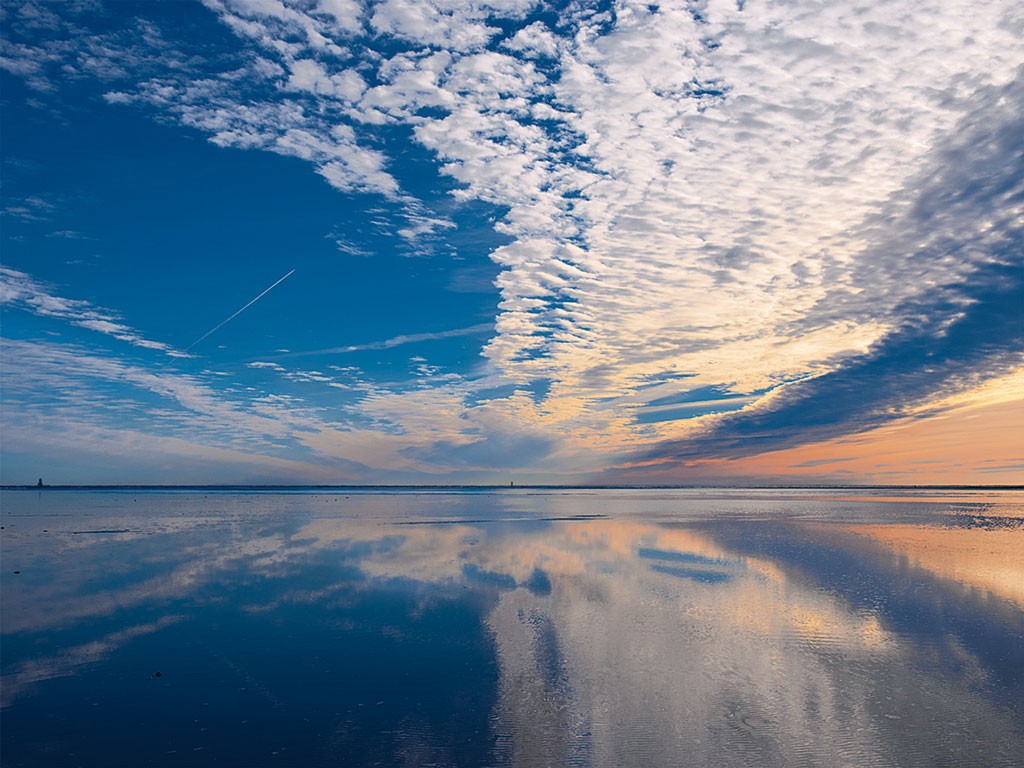 Ingo Gebhard, Morgenlicht (Himmel, Meer, Wolken, Spiegelungen, Windstlle, Sonnenaufgang, Horizont, Meeresbrise, Fotografie, Treppenhaus, Arztpraxis, Badezimmer, bunt)