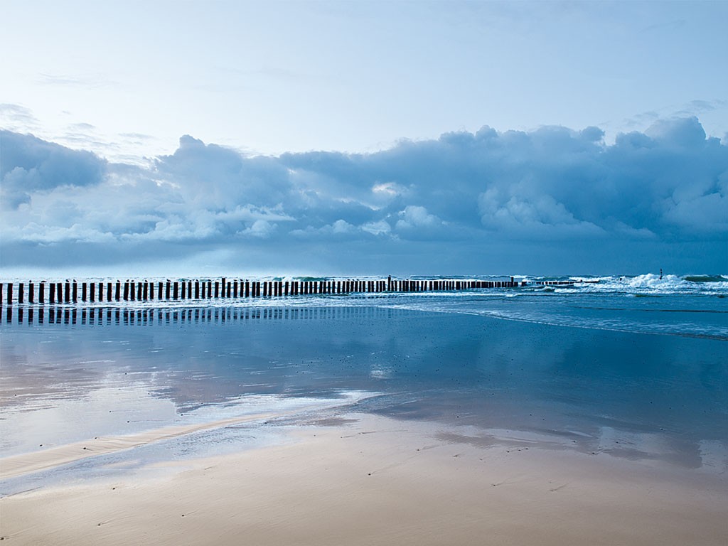 Ingo Gebhard, Aufkommende Flut (Strand, Sand, Wellen, Wellenbrecher, Meer, Wolken, Unwetter, Horizont, Meeresbrise, Fotografie, Treppenhaus, Arztpraxis, Badezimmer, bunt)