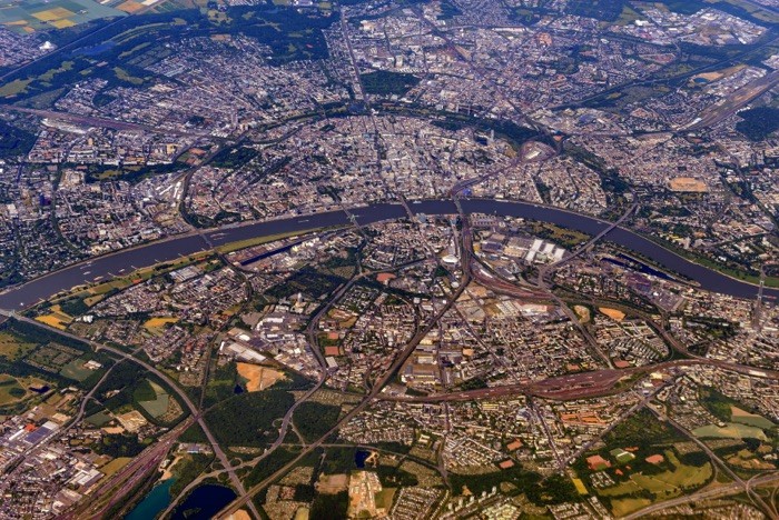 Hady Khandani, GEO ART - COLOGNE AT RIVER RHEIN - GERMANY 1 (Deutschland, Luftbild, Stadt, Köln, Fluss, Rhein,Landschaft, Hadyphoto, Wunschgröße, Fotokunst, Wohnzimmer, Treppenhaus, bunt)