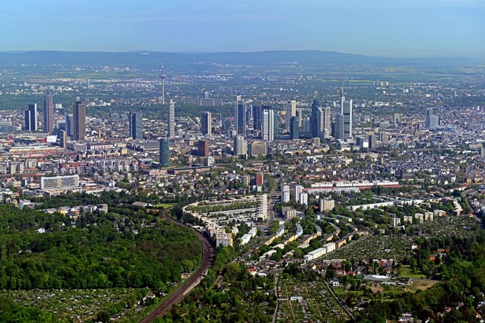 Hady Khandani, GEO ART - FRANKFURT AM MAIN - NORTHBOUND VIEW (Frankfurt, Deutschland, Skyline, Stadt, Metropole, Luftbild, Fotografie, Wohnzimmer, Treppenhaus, Wunschgröße, bunt)