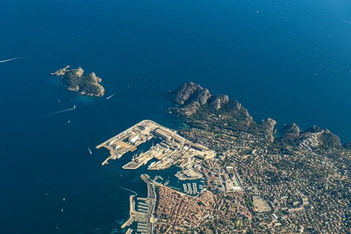 Konfiguration benutzen (HADYPHOTO, Meer, Küste, Küstenstadt, Frankreich, Hafen, Insel, Côte d’Azur, Landschaft, Landschaftsfotografie, Fotografie, Büro, Wohnzimmer, Luftaufnahmen, Vogelperspektive, Wunschgröße, bunt)