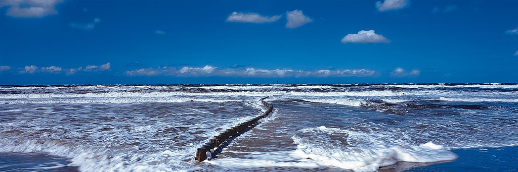 Ingo Gebhard, Brandung (Strand, Sand, Brandung, Wellen, Wellenbrecher, Meer, Wolken, Horizont, Meeresbrise, Fotografie, Treppenhaus, Arztpraxis, Badezimmer, bunt)