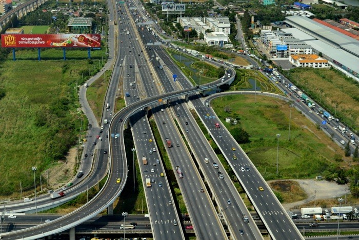 Hady Khandani, GEO ART - HIGHWAY EAST OF BANGKOK 1 (Bangkok, Metropole, Autobahnen, Autobahnkreuz, Verkehr, Verkehrsader, Fotografie, Wohnzimmer, Treppenhaus, Wunschgröße, bunt)