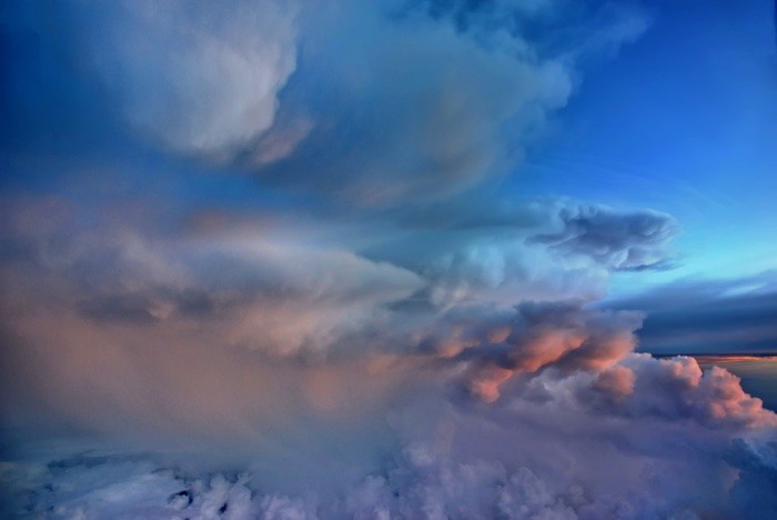 Hady Khandani, GIANT THUNDERCLOUD OVER CARIBBEAN SEA 2 (Luftbild, Meer, Karibik, Wolken, Gewitterwolken, gigantisch, Wunschgröße, Fotokunst, Treppenhaus, Wohnzimmer, bunt)