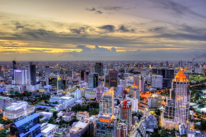 Hady Khandani, HDR - BANGKOK LIGHTS DURING SUNSET (Bangkok, Metropole, Skyline, Wolkenkratzer, Hochhäuser, Sonnenaufgang, Stadt, Hauptstadt, Horizont, Fotografie, Wohnzimmer, Treppenhaus, Wunschgröße, bunt)